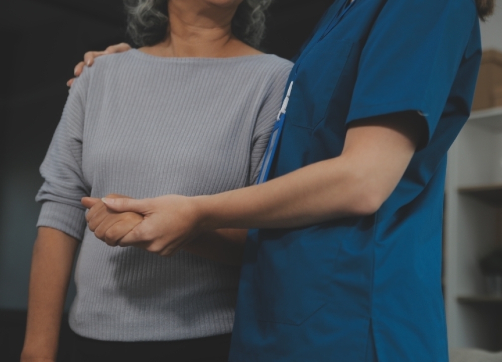 Qual é o papel do cuidador na reabilitação pós-cirurgia